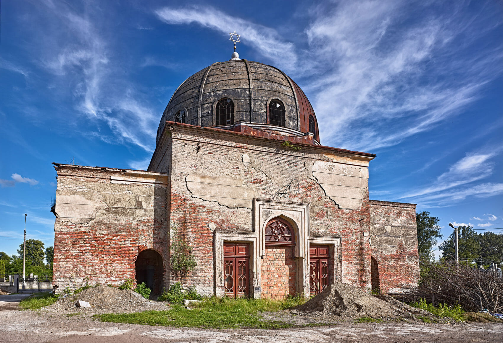 Crumbling Funeral Hall, Zelena Street Jewish Cemetery, Chernivtsi, Ukraine, 2016